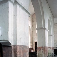 Les arcades du mur nord de la nef vues vers le sud-ouest (2007)