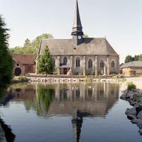 L'église dans son environnement vue du sud (2005)