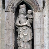 Vierge à l'Enfant au chevet de l'église (2006)