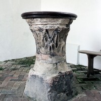 Cuve baptismale aménagée dans un chapiteau du 12ème siècle (2005)