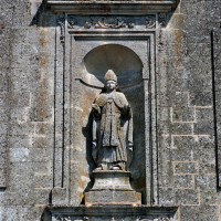 Statue de saint Nicolas en habit d'évêque dans une niche de la façade (2003)