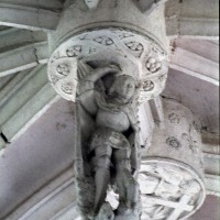 Clef pendante de la chapelle sud avec la représentation de saint Michel (2005)