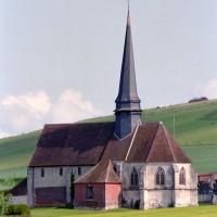 L'église dans son environnement vue du sud-est (2003)
