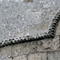 Moulure à pointes de diamant et dents de scie de la fenêtre de l'abside (2003)